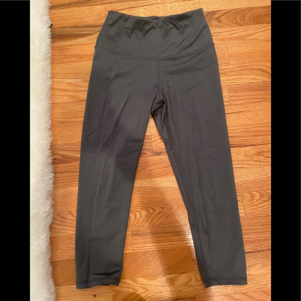 Dark grey capri workout leggings